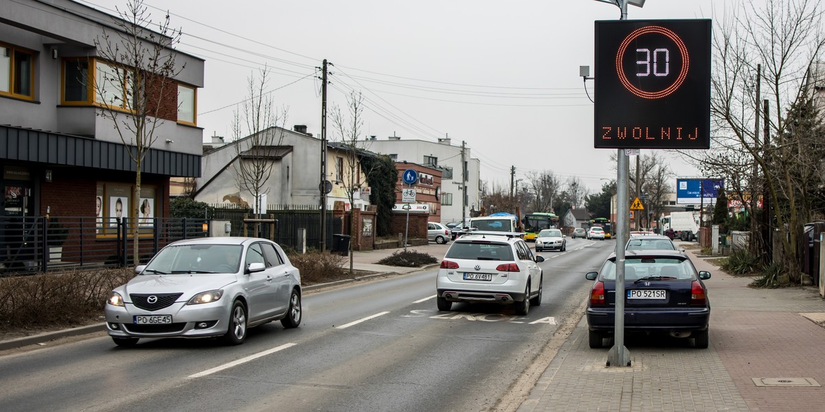 Tablice mają motywować kierowców, by zwolnili.