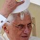 Benedykt XVI zdejmuje czapkę