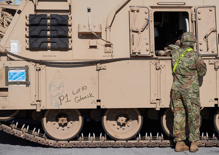 Podkreślił, że przebywający na terenie Polski Amerykanie będą brali udział w wielu ćwiczeniach, w tym w ćwiczeniach Dragon, które mają rozpocząć się niebawem, a w których udział weźmie w sumie około 17 tys. żołnierzy z 11 państw. 'Takie doświadczenie jest bardzo ważne m.in. dla budowania wzajemnych relacji pomiędzy żołnierzami na różnych szczeblach dowodzenia' - powiedział.
<br>
Poproszony o ocenę jakości polskiego sprzętu w porównaniu ze sprzętem amerykańskim, zaznaczył, że 'nie mamy się czego wstydzić'.
<br><br> aks/ pru/<br>fot. (aw/nlat) PAP/Adam Warżawa