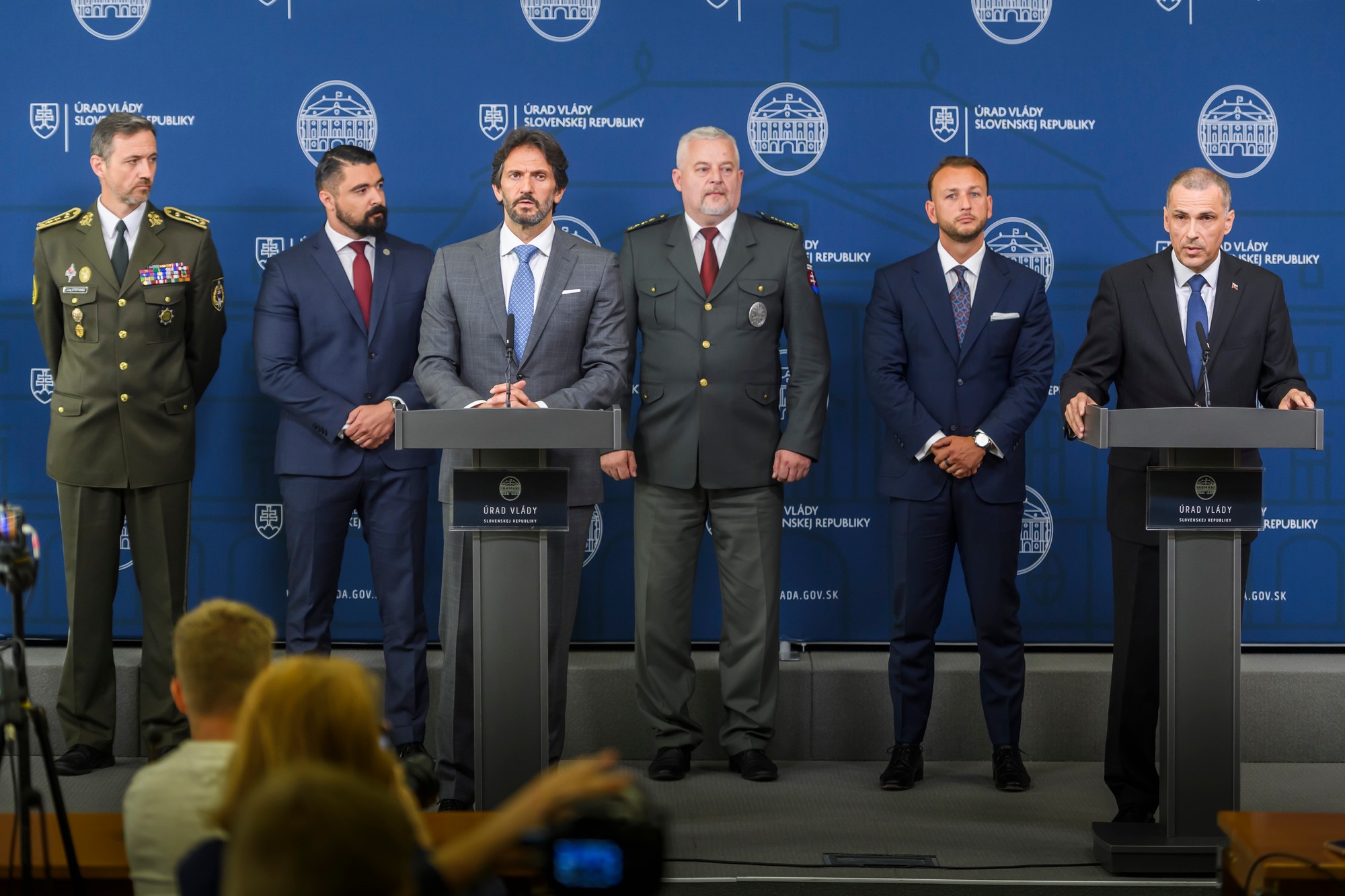 Riaditeľ Vojenského spravodajstva, Pavol Gašpar, Robert Kaliňák, policajný prezident, Matúš Šutaj Eštok a generálny prokurátor SR počas tlačovej konferencie po mimoriadnom zasadnutí Bezpečnostnej rady SR.