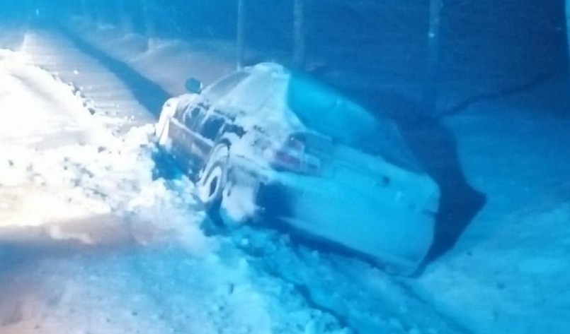 16-latek w BMW wpadł do rowu