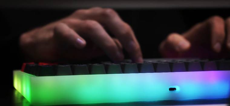 Marsback M1 to klawiatura mechaniczna z podświetleniem RGB, którą można personalizować