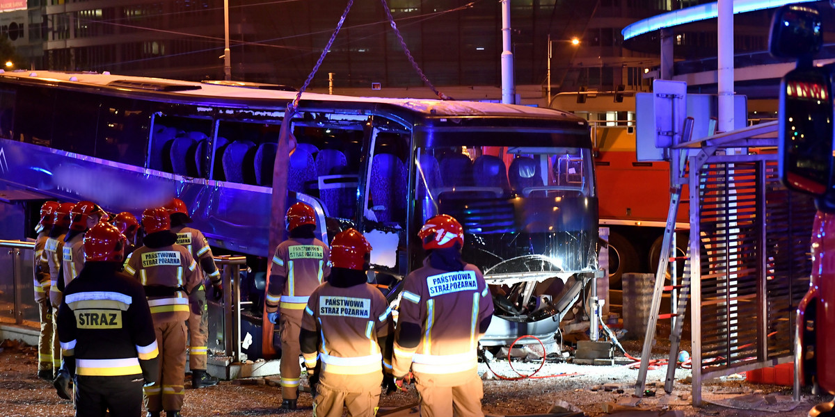 Tragiczny wypadek w centrum Wrocławia. Autokar turystyczny wbił się w przejście podziemne.