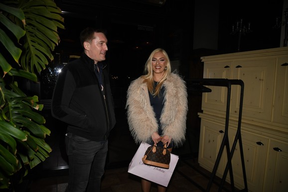 "ŽAO MI JE KROZ KAKAV STRES PROLAZI" Pevačicu muž varao i ponosno pričao o ljubavnici, njena kuma sada iznela sve: "Šire se laži"