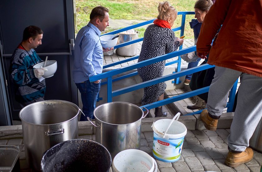 Kamil Durczok na śniadaniu dla samotnych w Chorzowie