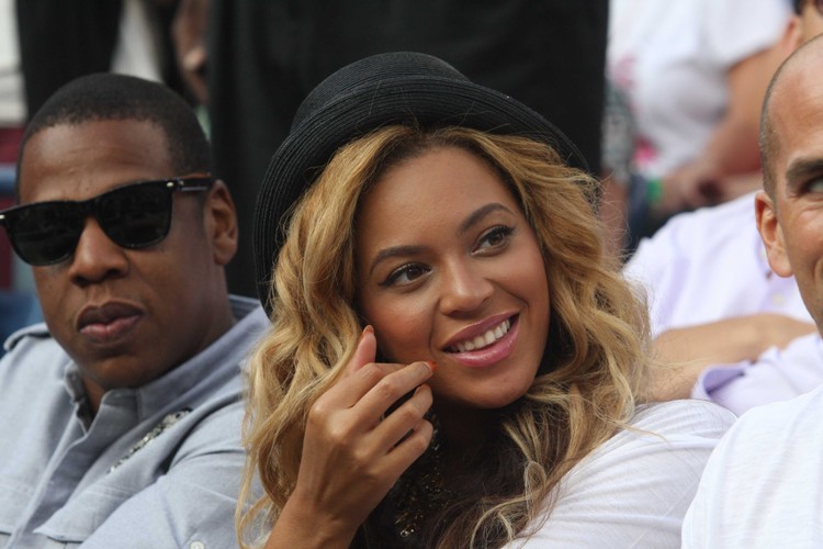 <b>Beyonce i Jay-Z</b><br>
Słynne małżeństwo ma niewątpliwą smykałkę do interesów i trudno zliczyć ich liczne inwestycje. <br>
Jay-Z jest m. in. właścicielem drużyny NBA Brooklyn Nets, współwłaścicielem sieci barów sportowych The 40/40 Club oraz współtwórcą linii odzieżowej Rocawear.<br>
Beyonce razem z matka pod szyldem House of Dereon projektuje ubrania.