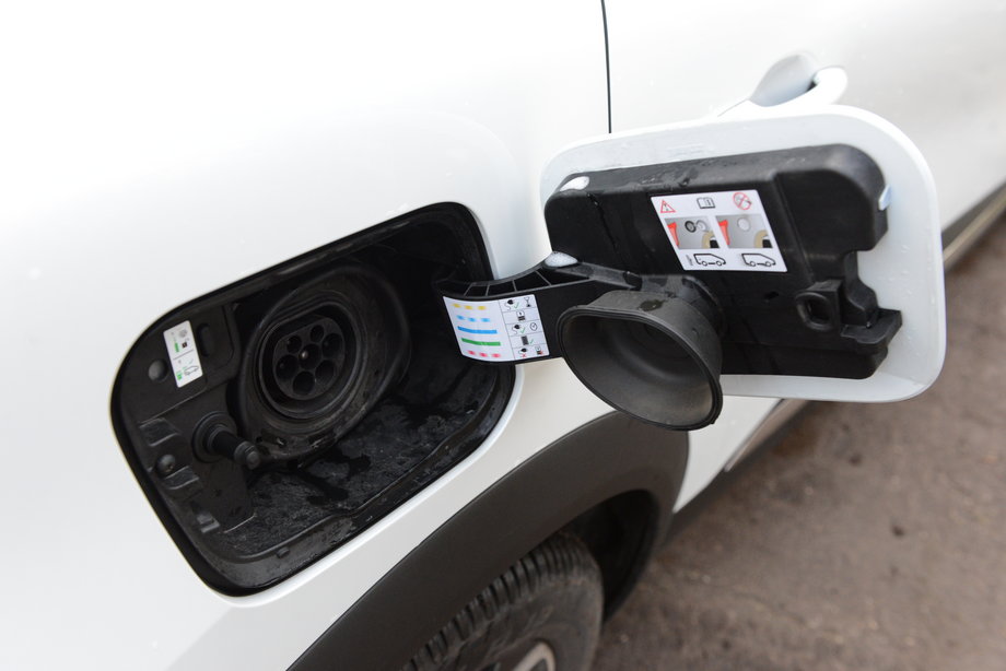 Renault Captur E-Tech oprócz wlewu paliwa, ma też gniazdka na kabel do ładowania. Obecnie, mimo wysokich cen prądu, to jednak tańszy sposób  na poruszanie się autem niż tankowanie benzyny.