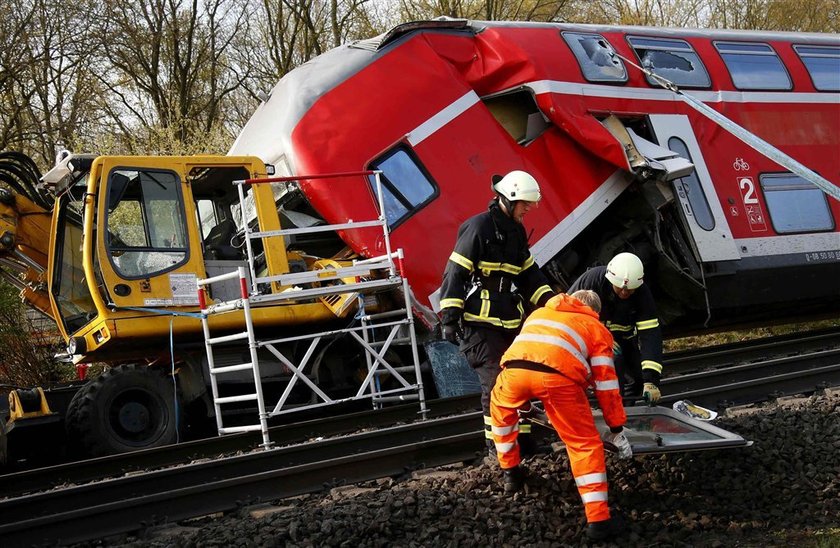 Pociąg zderzył się z koparką w Niemczech