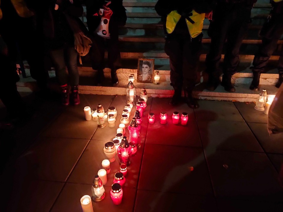 Protest pod hasłem "Ani jednej więcej" w Szczecinie. Znicze pod siedzibą PiS