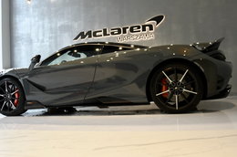 McLaren 765 LT. Kosztuje co najmniej 1,8 mln zł, a do salonu wjechał przez okno