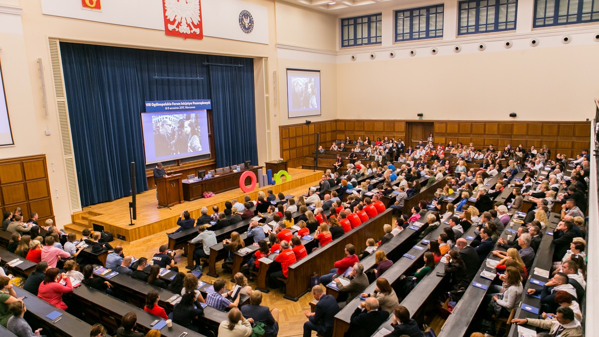 W miniony weekend blisko tysiąc osób odwiedziło Uniwersytet Warszawski, by podczas VIII edycji Ogólnopolskiego Forum Inicjatyw Pozarządowych wziąć udział w panelach m.in. z wicepremierem Piotrem Glińskim, prof. Adamem Strzemboszem, prof. Ewą Łętowską oraz Janem Jakubem Wygnańskim. Przedstawiciele organizacji obywatelskich rozmawiali o wspólnych wartościach, aktualnej sytuacji sektora w Polsce i w Europie, a także o kierunkach działań na przyszłość.