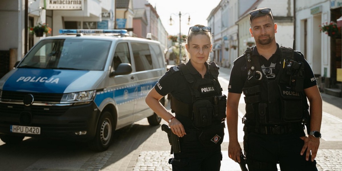 Sierż szt. Maja Pietruńko z kolegą z patrolu.