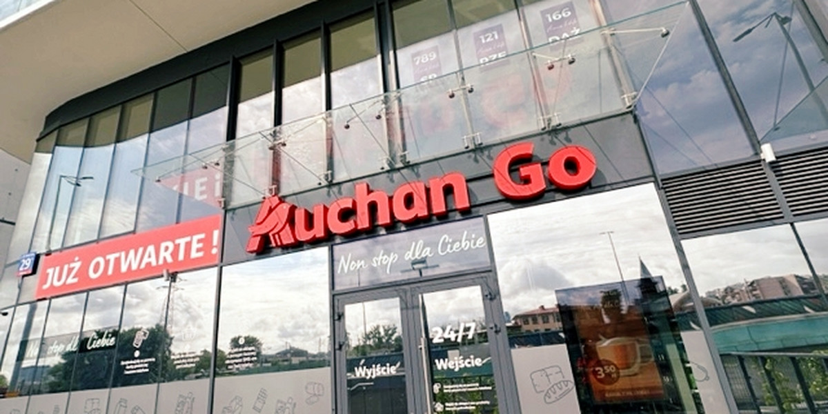 Ten sklep z logo Auchan jest czynny 24 godziny przez 7 dni w tygodniu.