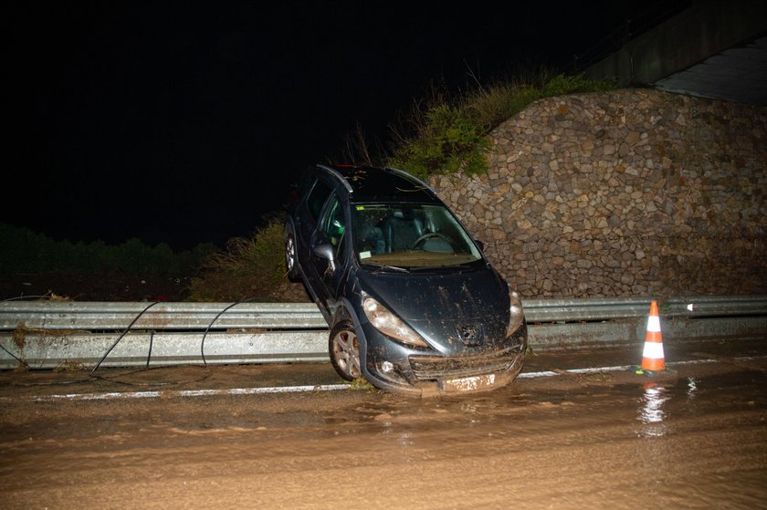 Turyści zginęli w taksówce. Auto porwała woda!