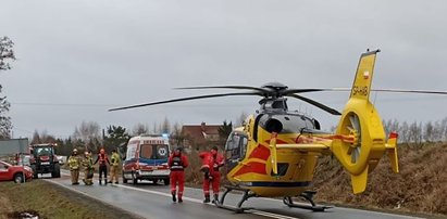 Kierowca skutera uderzył w naczepę ciągnika. Lądował śmigłowiec LPR