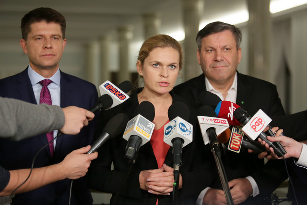 Lewica składa protest do PKW i KRRiT. "Szydło i Kopacz będą dwukrotnie debatować"