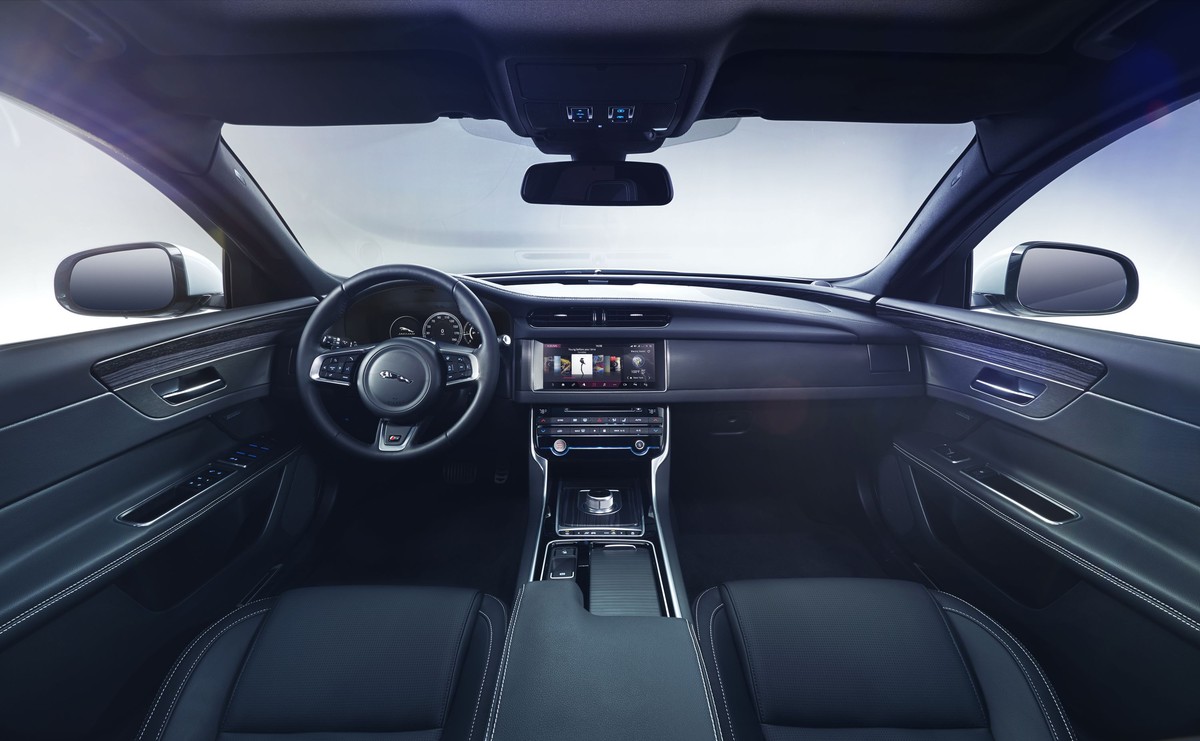 Pierwszy na świecie przejazd autem po linie nad rzeką. Oto nowy jaguar XF. WIDEO