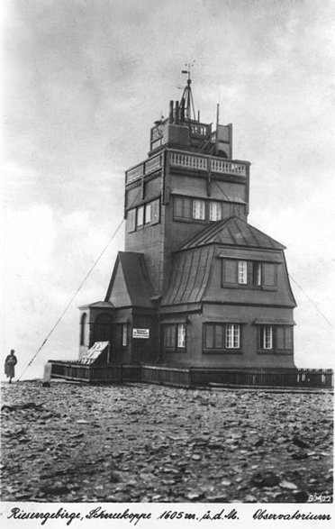 Budynek starego obserwatorium meteorologicznego na Śnieżce w roku 1942 (domena publiczna)