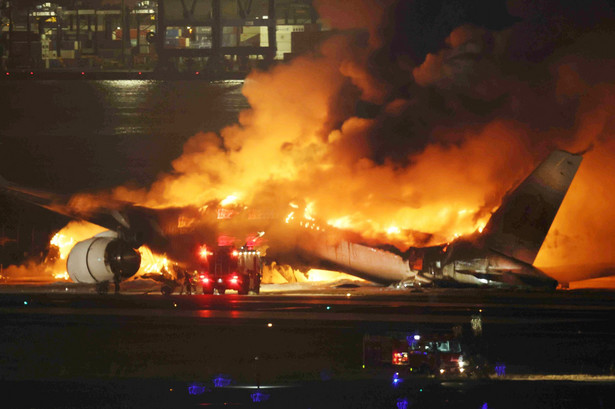 Pożar pasażerskiego odrzutowca na lotnisku w Tokio