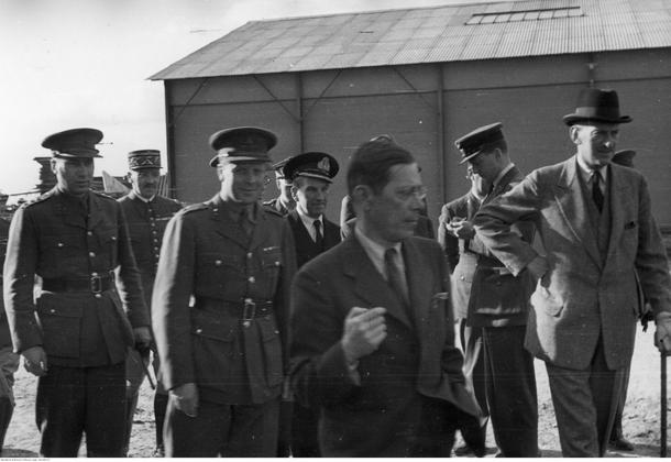 Brytyjska misja wojskowa w obozie Wojska Polskiego w Coëtquidan, 1940 r. Na pierwszym planie Józef Retinger