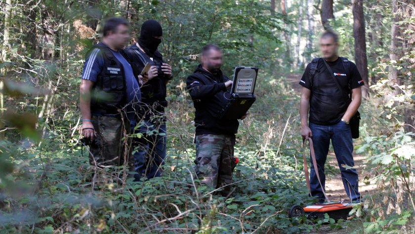 Ekipa z biura detektywa Krzysztofa Rutkowskiego z georadarem