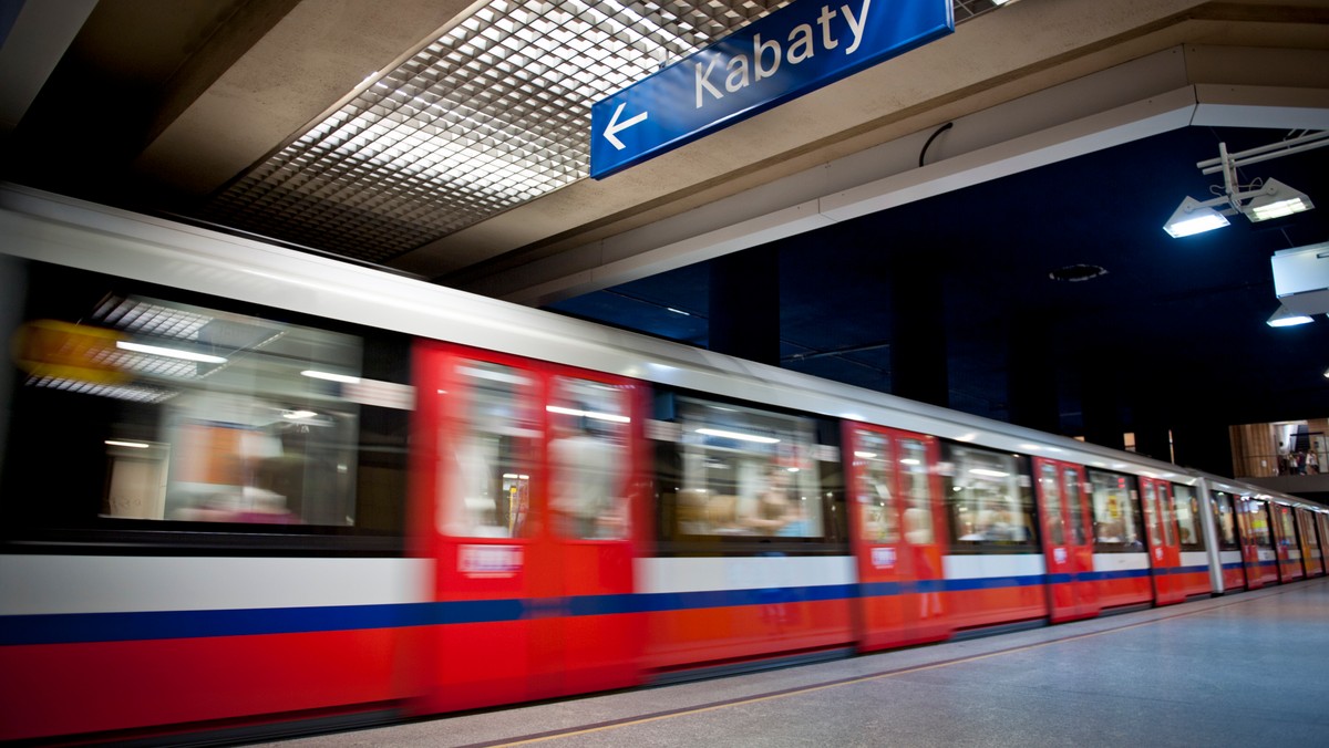 Szykują się spore utrudnienia dla pasażerów wracających do domów późnym wieczorem pierwszą linią metra w Warszawie. Przez kilka dni kursowanie pociągów podziemnej kolejki będzie skrócone. Powód? Prace modernizacyjne. Ostatnie składy będą odjeżdżać z końcowych stacji o godz. 22.15. Uruchomione zostaną zastępcze autobusy i tramwaje.