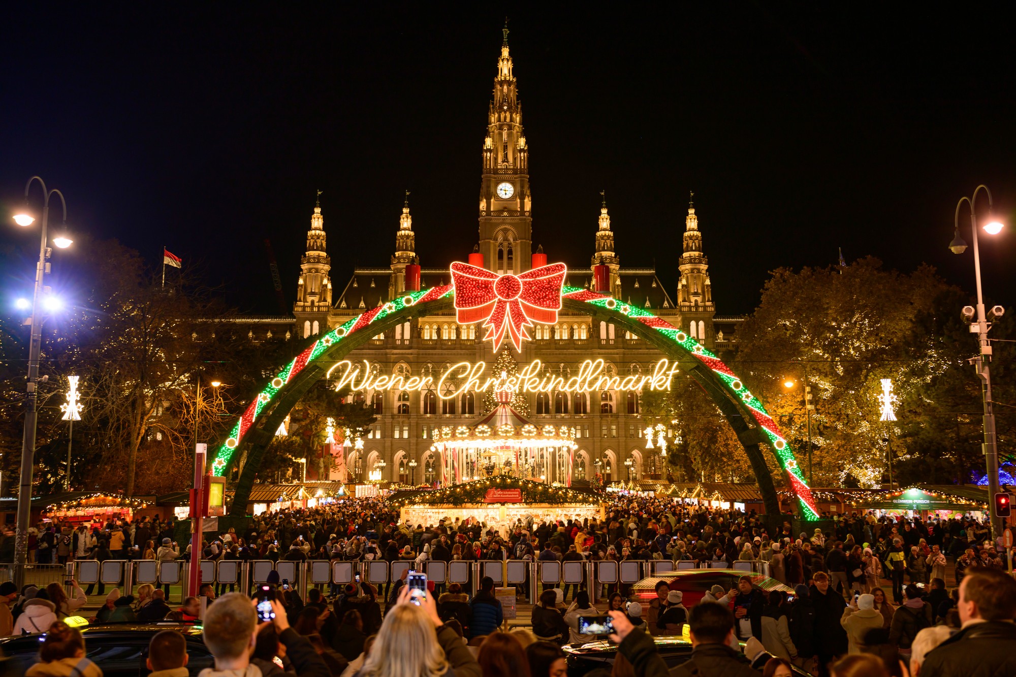 Wiener Christkindlmarkt, jeden z najobľúbenejších vianočných trhov vo Viedni.