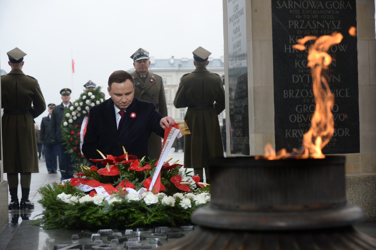 Prezydent Andrzej Duda składa wieniec na Grobie Nieznanego Żołnierza na pl. Piłsudskiego w Warszawie
