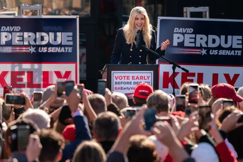 Ivanka Trump przemawia podczas kampanii wyborczej z senatorami Kelly Loeffler i Davidem Perdue 21 grudnia 2020 r. w Milton w stanie Georgia. (Zdjęcie: Elijah Nouvelage/Getty Images)