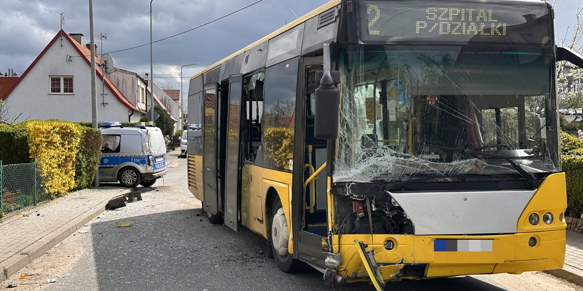 Zderzenie autobusu z radiowozem w Bartoszycach. 