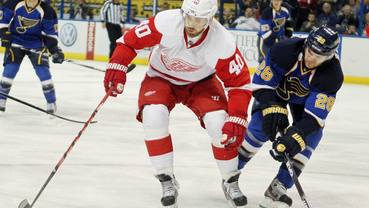 Detroit Red Wings wygrali 3:2  po rzutach karnych z St. Louis Blues i awansowali na czwartą lokatę w Konferencji Zachodniej.