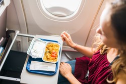 To danie zniknie z menu na pokładzie samolotów, ale tylko… w klasie ekonomicznej. Powód? Turbulencje