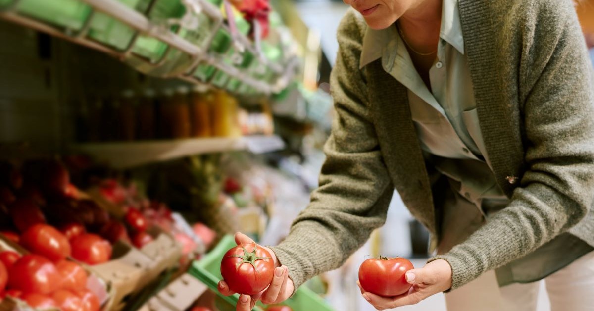 Tańsze zakupy dla seniorów, którzy skończyli 60 lat. Zniżki w piekarniach, cukierniach, sklepach spożywczych. Wystarczy okazać tę kartę