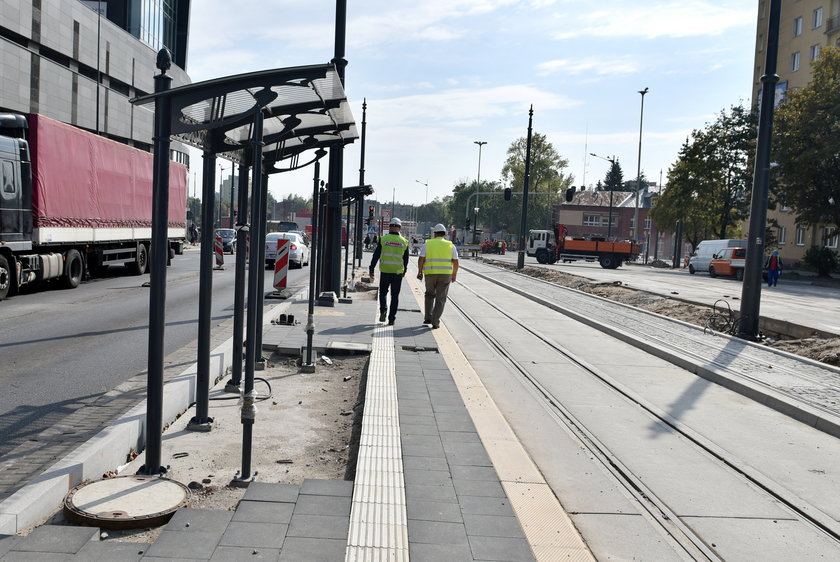 Radni wizytowali budowę trasy W-Z miejskim autobusem