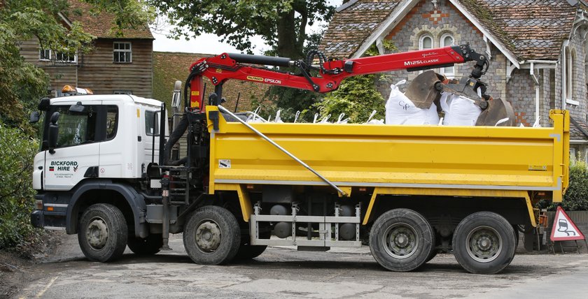 Ciężarówka dowozi materiały budowlane