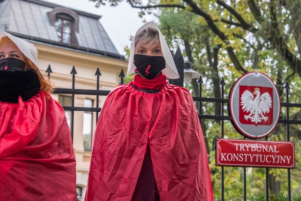 Czarny protest pod siedzibą TK