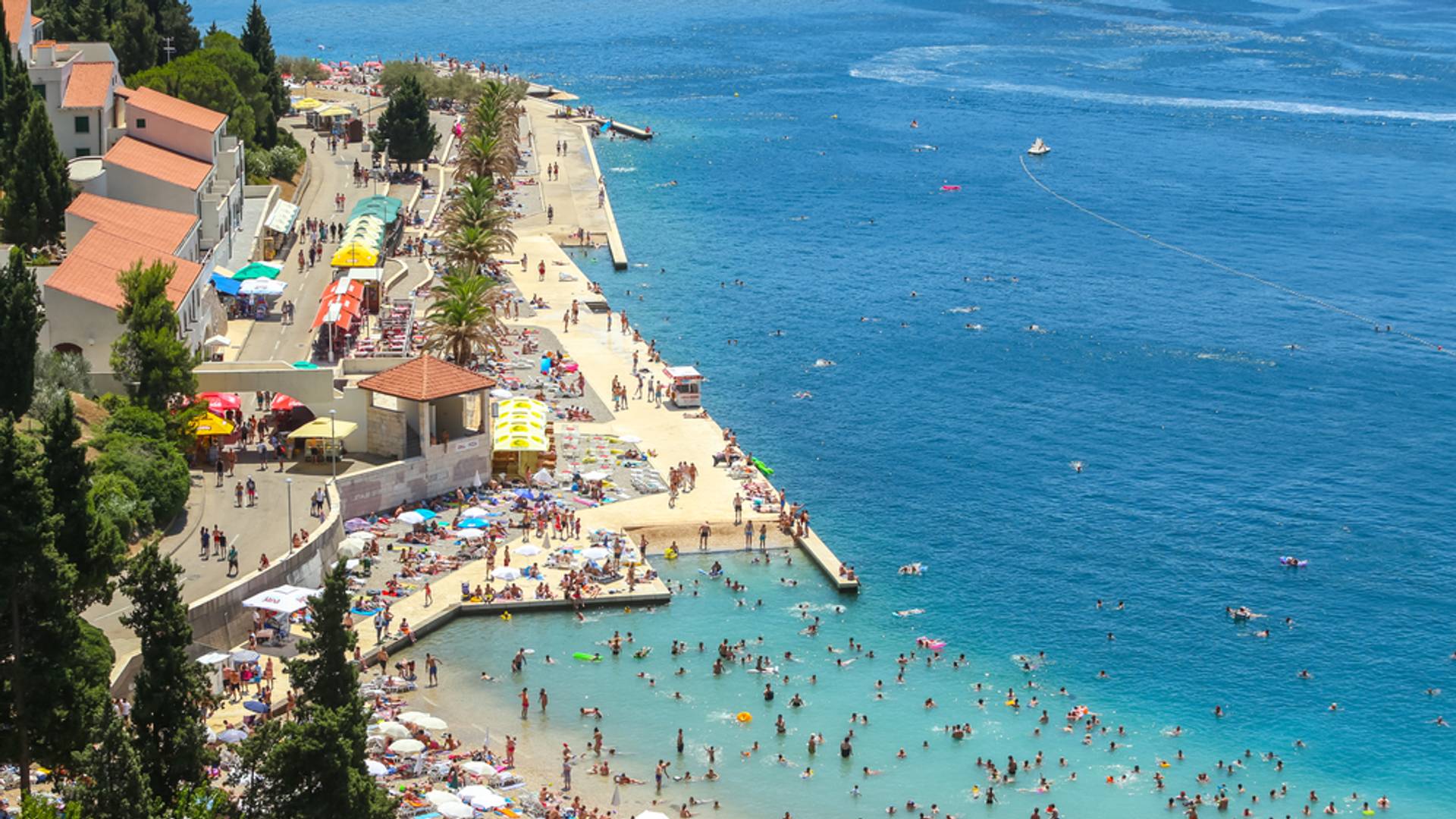 Ovo turističko mesto je prepuno Srba, a domaćini "garantuju" da kod njih korona ne postoji