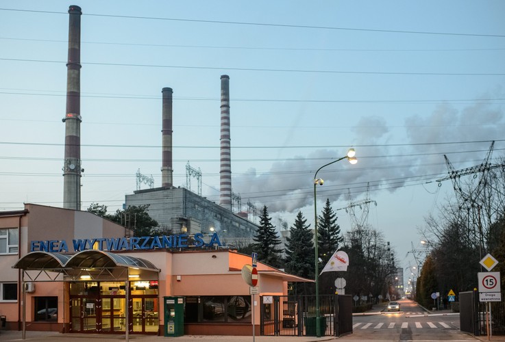 Kozienice <br>

Elektrownia w Kozienicach pod względem mocy jest drugą największą elektrownią w Polsce i największą siłownią opalaną węglem kamiennym. Łączna moc 10 bloków energetycznych wynosi 2913 MW, co stanowi 8 proc. krajowej produkcji energii. Decyzję o jej budowie podjęto w 1968 roku Właściciel elektrowni – Grupa Enea S.A. – prowadzi obecnie rozbudowę obiektu, dzięki czemu jego moc w 2017 roku zwiększy się o dodatkowe 900-1000 MW. Rozbudowa elektrowni w Kozienicach będzie kosztowała 6,3 mld zł. <br>

Fot. PAP/Wojciech Pacewicz/PAP