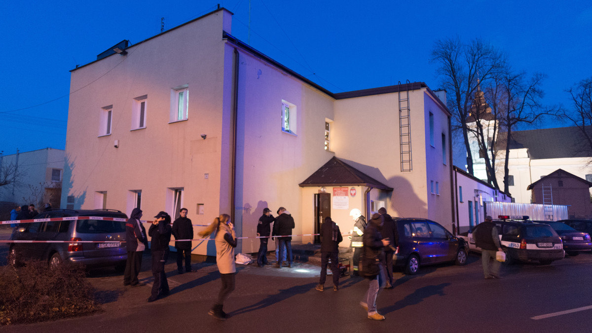 Zarzut zabójstwa i usiłowania zabójstwa ze szczególnym okrucieństwem usłyszał 62-letni mężczyzna, który w poniedziałek oblał benzyną i podpalił dwie pracownice Gminnego Ośrodka Pomocy Społecznej w Makowie k. Skierniewic.