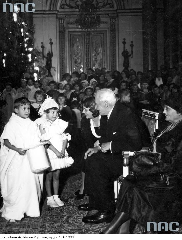 Prezydent RP Ignacy Mościcki z żoną Marią wśród dzieci, 1934