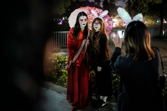 Mieszkańcy Wuhan tłumnie świętowali Halloween