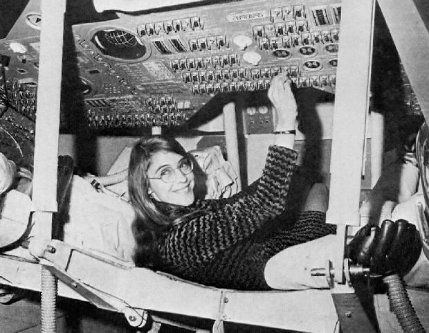Margaret Hamilton podczas pracy w symulatorze lotu Apollo