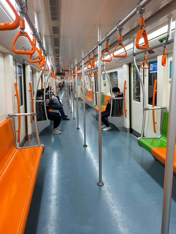 Opustoszałe metro w Szanghaju, po tym jak częto rotacyjnie zamykać różne części miasta