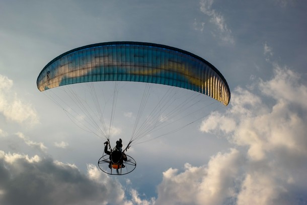 Motoparalotniarz Norbert Pająk z lotu ptaka dostrzegł ślady, które okazały się pozostałością po budowli wzniesionej 4,8 tys. lat p.n.e.