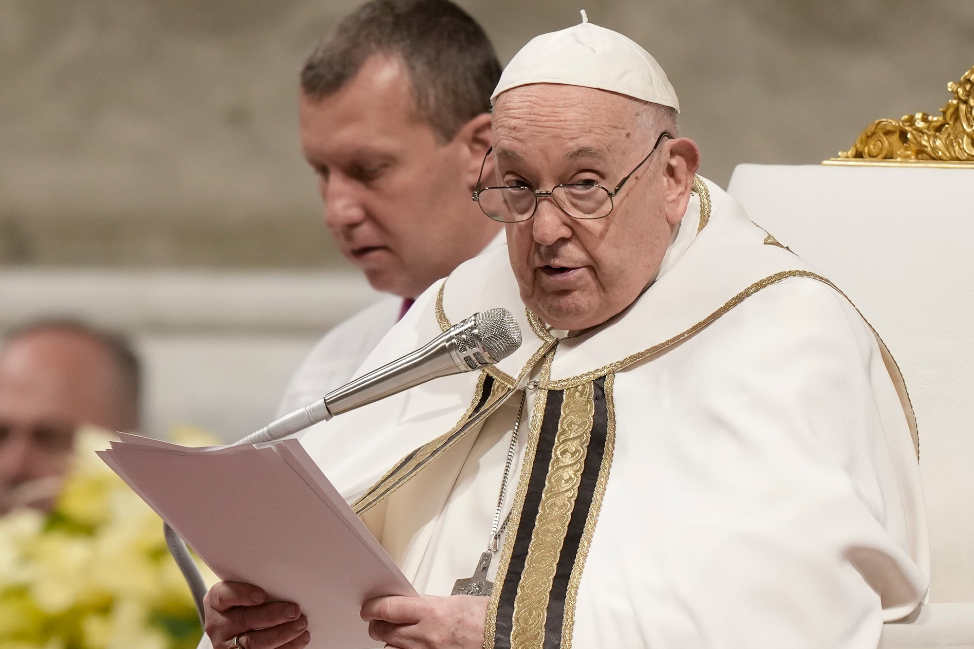 Pápež František počas kázne na omši na sviatok Zjavenia Pána, známom aj pod názvom Traja králi, v Bazilike sv. Petra vo Vatikáne.