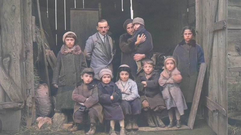 Członkowie rodziny bezrobotnego przed stodołą służącą za mieszkanie. 1935 rok. Źródło: Narodowe Archiwum Cyfrowe.
