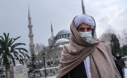 Mrozy i śnieg w Europie. Chaos na ulicach, smog, lawiny i... naga kąpiel