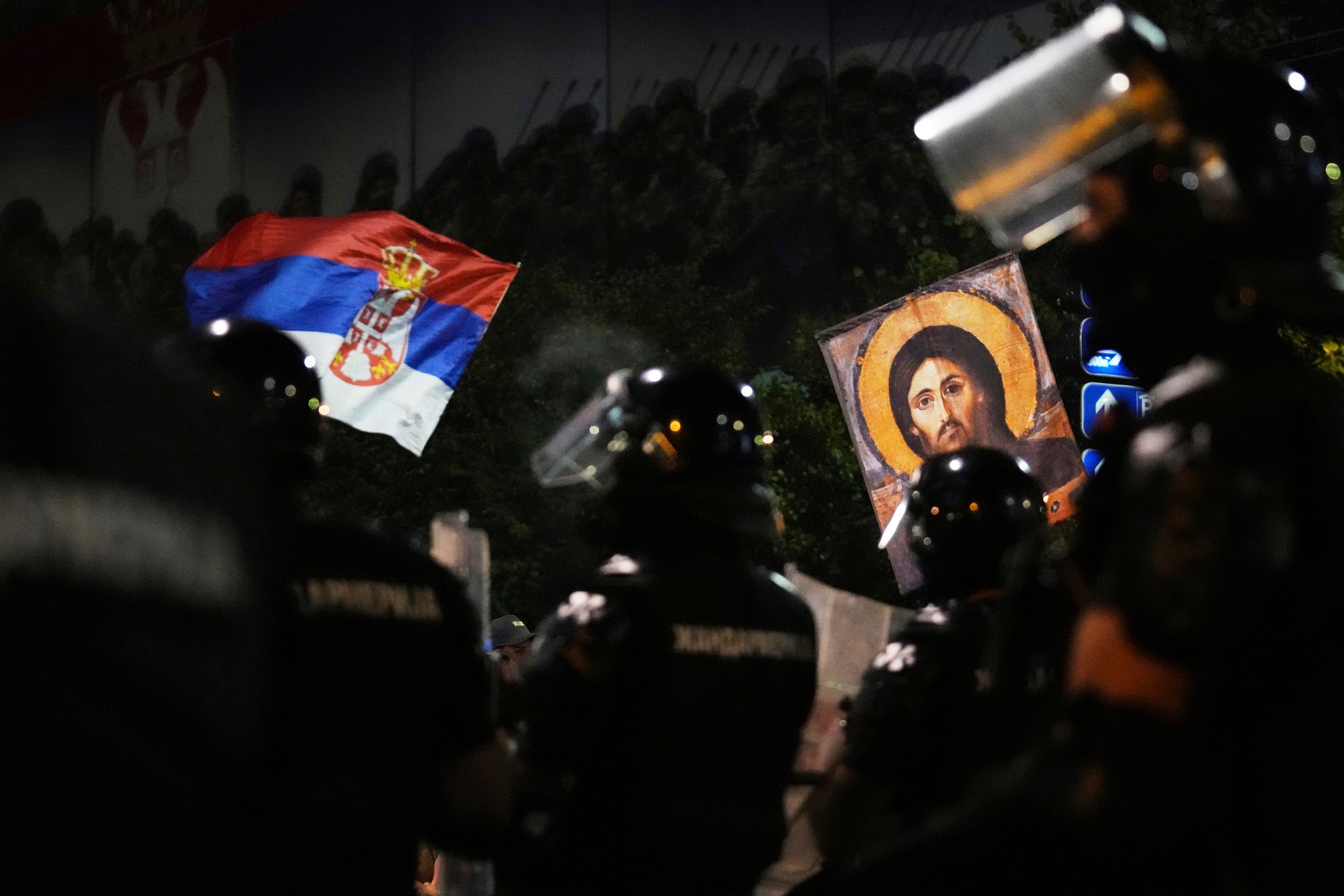 Protivládni demonštranti počas protestu neďaleko kancelárie Srbskej pokrokovej strany v Belehrade.