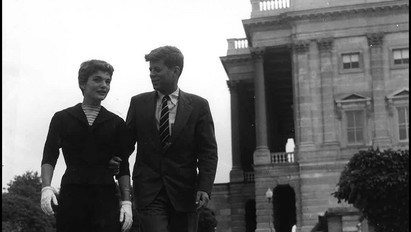 Mesés fotósorozat: Kennedyék korai szerelmes képeit bocsájtották aukcióra - galéria