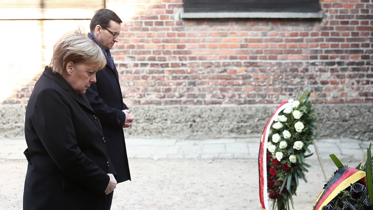 Angela Merkel i Mateusz Morawiecki oddają hołd ofiarom obozu Auschwitz